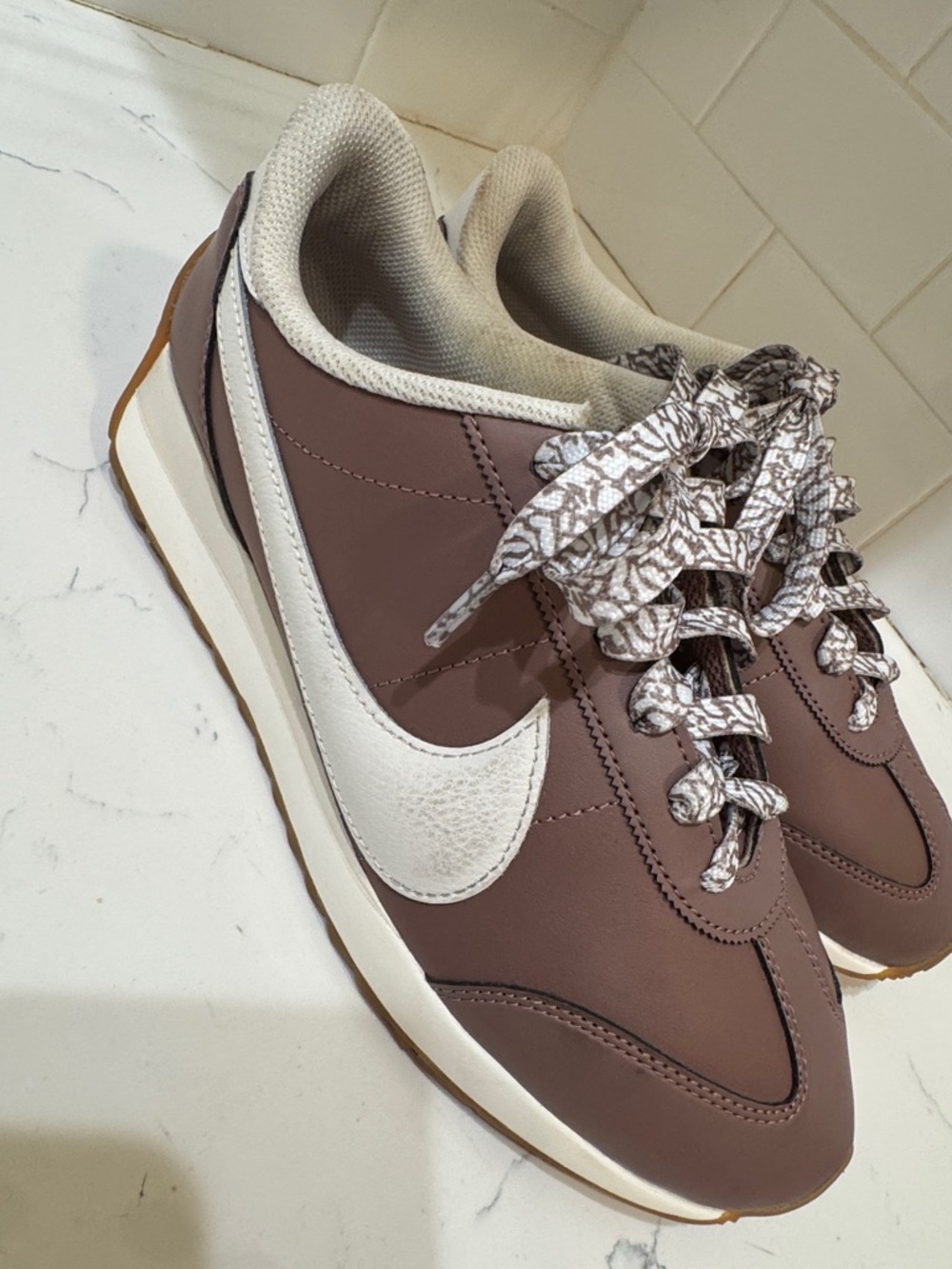 Nike Women's Brown and White Sneakers Size: 7.5 - Picture 7 of 12